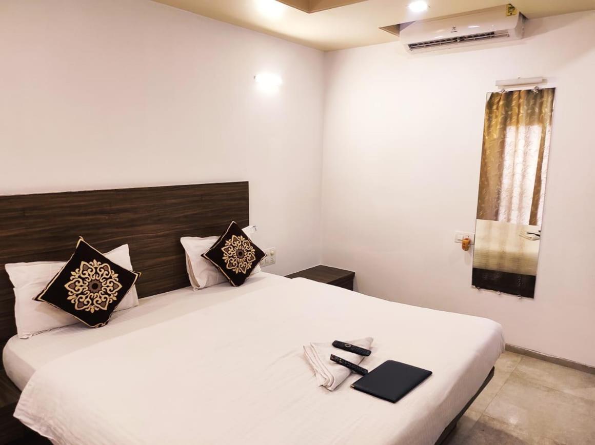 Hotel Manasi Inn Satara Exteriör bild