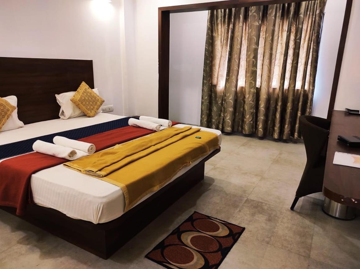 Hotel Manasi Inn Satara Exteriör bild